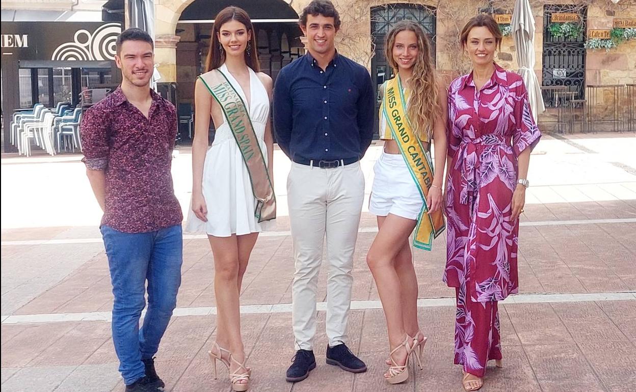 De izquierda a derecha, Samuel Benasco (organizador); Oihana Torres (primera finalista Miss Grand Spain 2022 y Miss Grand Euskadi); el concejal de Ferias y Mercados de Torrelavega, Nacho González Pacheco; María Fernanda Pardo (Miss Grand Cantabria 2021); y Candelaria Rodríguez Pacheco (organizadora).