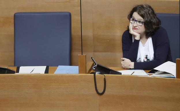 La vicepresidenta del Consell, en un escaño de Les Corts.