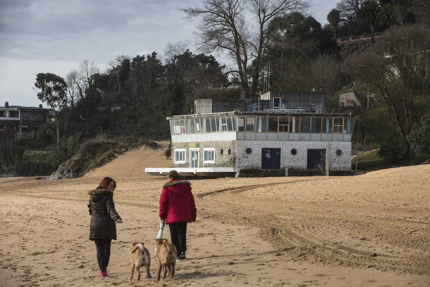 Edificio La Horadada, situado en la playa de Los Peligros de Santander y afectado por la ley de Costas.