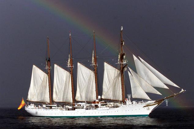 Julio de 2001. El buque escuela Juan Sebastián Elcano de la Armada Española fondeado en la bahía de Santander.