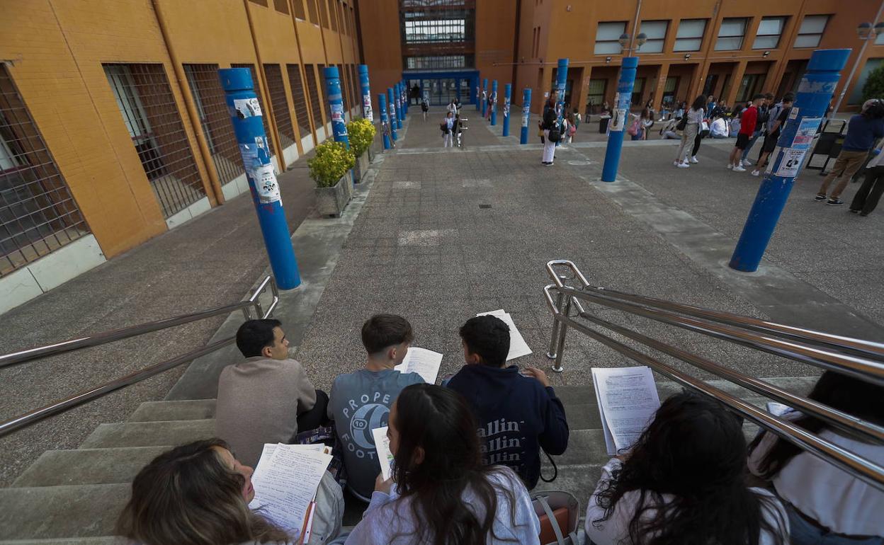 Estudiantes de la EBAU 2022 en Cantabria repasan sus apuntos antes de examinarse de Historia de España en el Edificio Interfacultativo de la UC (Santander). 