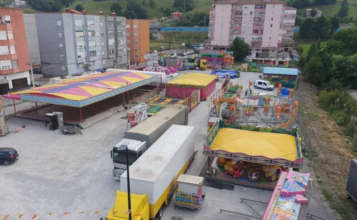 Montaje del parque de atracciones en la Avenida Cantabria.