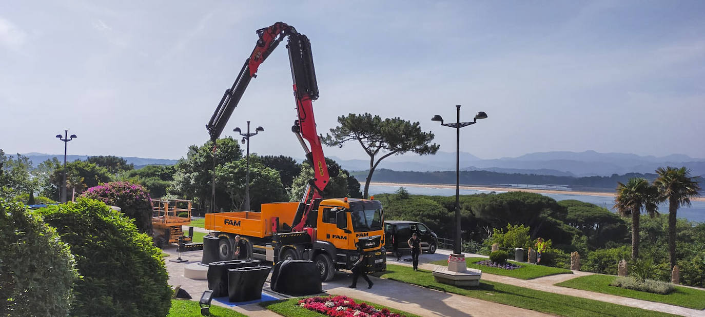Comienza a instalarse junto a la fachada Sur del Palacio de la Magdalena la escultura gigante 'Carlota', de Jaume Plensa. El montaje de la pieza, de 2.580 kilos y 4,5 metros de altura, se prolongará durante esta jornada. 