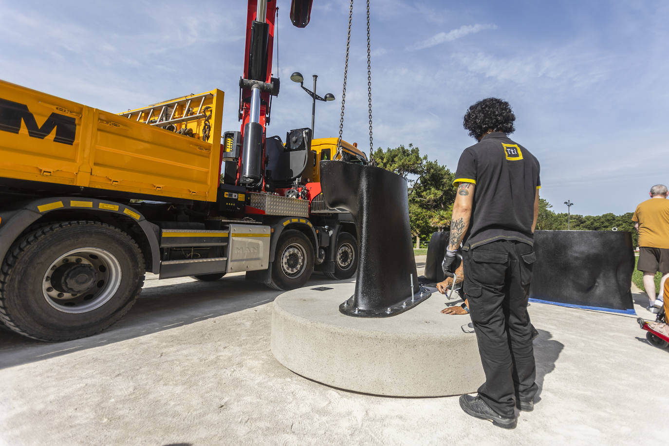 Comienza a instalarse junto a la fachada Sur del Palacio de la Magdalena la escultura gigante 'Carlota', de Jaume Plensa. El montaje de la pieza, de 2.580 kilos y 4,5 metros de altura, se prolongará durante esta jornada. 