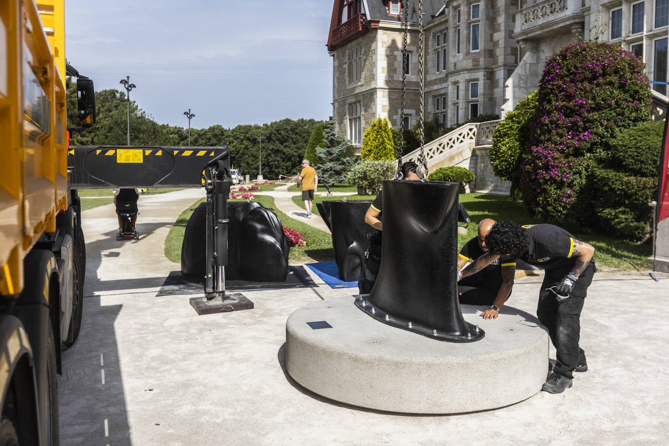 Comienza a instalarse junto a la fachada Sur del Palacio de la Magdalena la escultura gigante 'Carlota', de Jaume Plensa. El montaje de la pieza, de 2.580 kilos y 4,5 metros de altura, se prolongará durante esta jornada. 