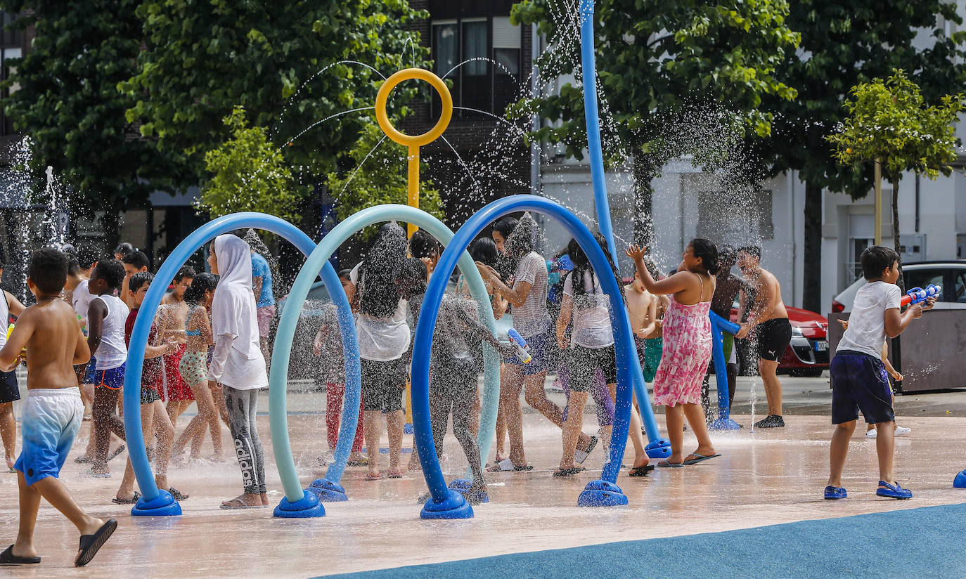 Los niños han disfrutado este caluroso viernes en el parque del agua de Torrelavega.