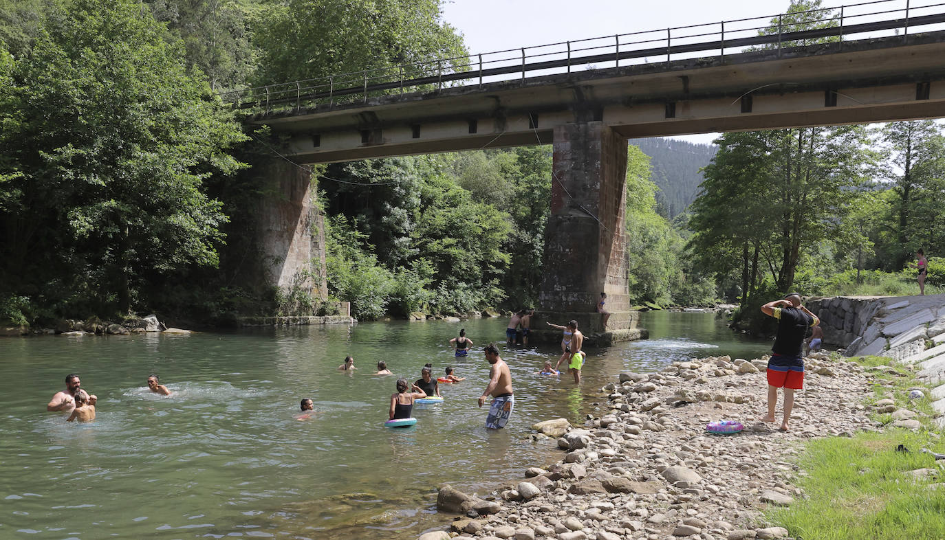 La ola de calor no da tregua en Cantabria tras una noche tropical. Este viernes los mercurios superarán las máximas de ayer, que a primera hora de la tarde rondarán los 40 grados en varios puntos de la región.