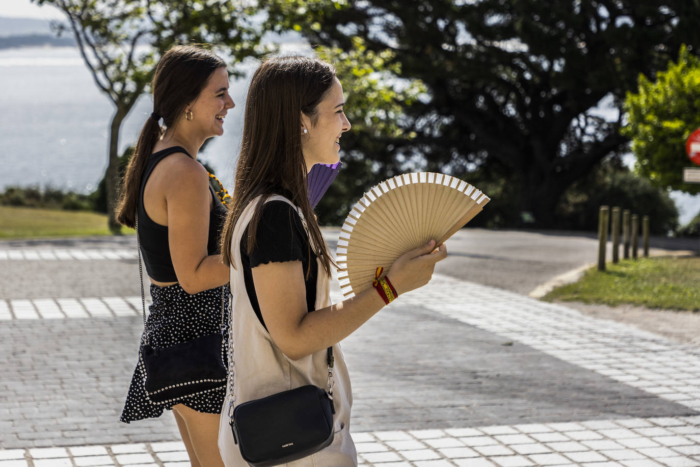 Dos jóvenes se abanican en el Palacio de La Magdalena.