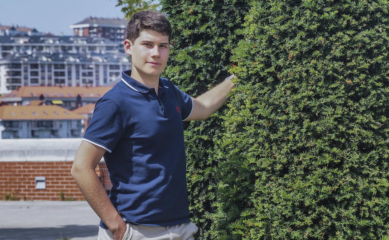 Daniel Muñoz Tymofyeyeva, alumno del Colegio Castroverde, ayer, en la Plaza de la Ciencia de la UC, en Santander