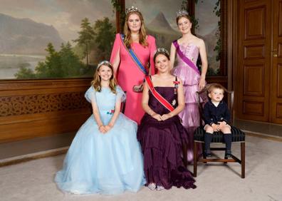 Imagen secundaria 1 - Arriba, la foto de familia de todos los invitados a la celebración. A la izquierda, Ingrid, sentada junto a la princesa Estela de Suecia y el príncipe Carlos de Luxemburgo; detrás, Amalia de Holanda e Isabel de Bélgica. A la derecha, la princesa Marta Luisa de Noruega y su prometido, el chamán Durek Verret.