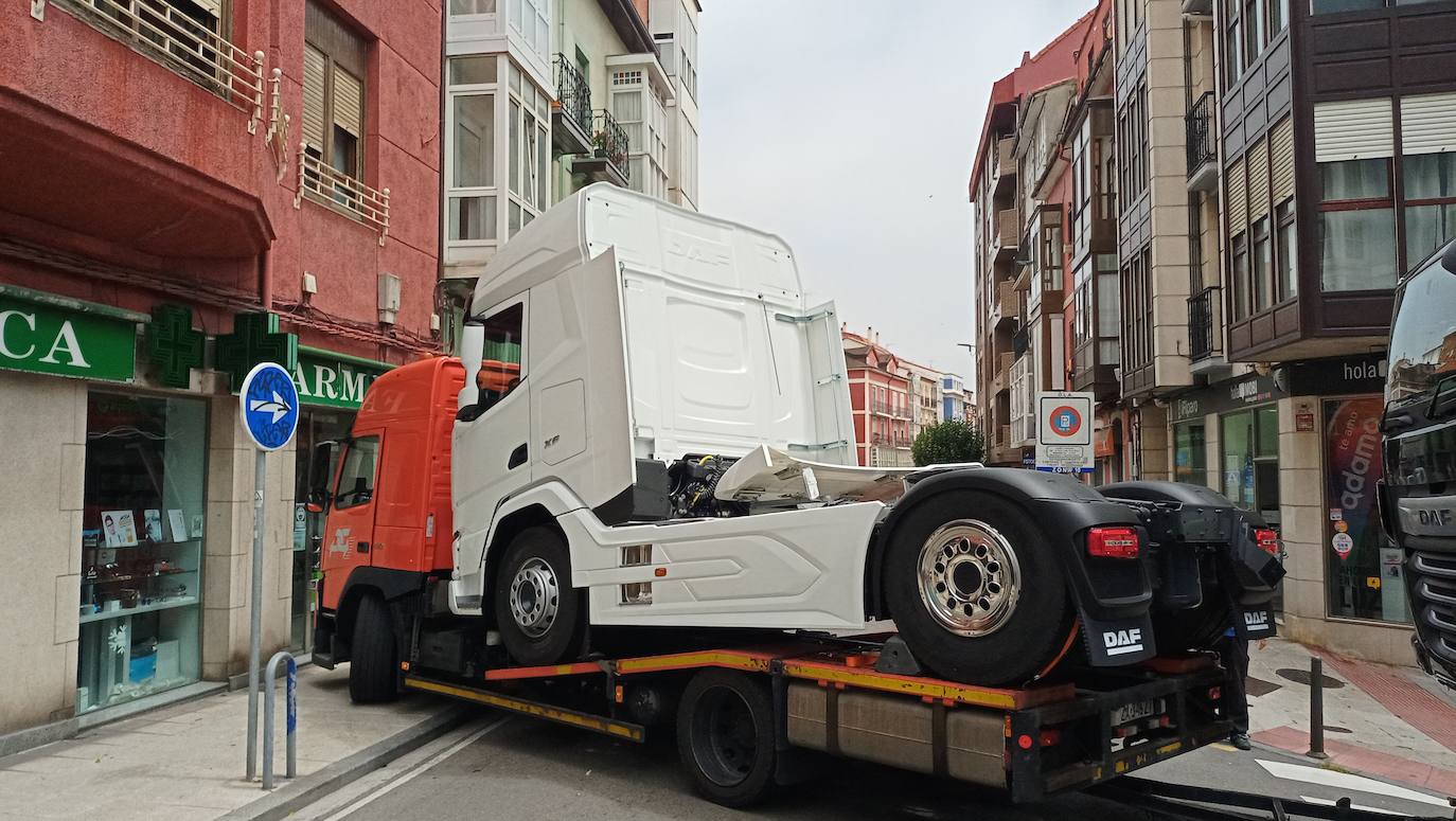 Fotos: Un trailer atasca la calle Cisneros de Santander