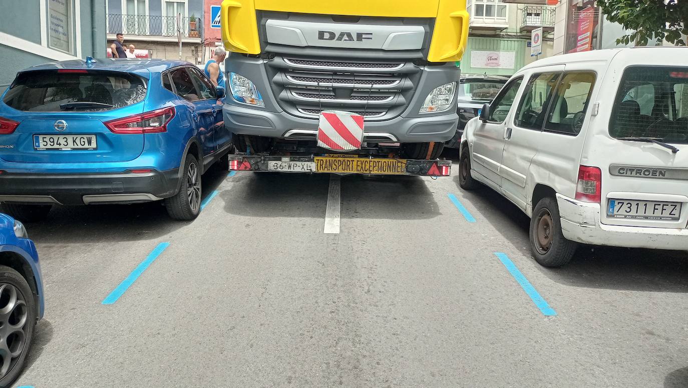 Fotos: Un trailer atasca la calle Cisneros de Santander