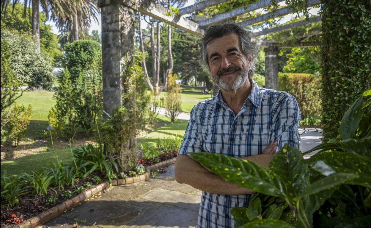 El presidente de la Fundación Oso Pardo, Guillermo Palomero, en el parque de Mataleñas, en Santander. 