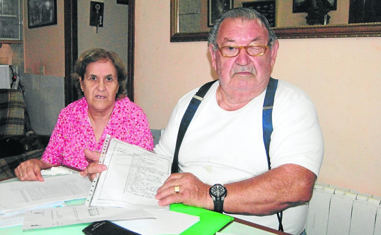 Ramona Martínez y Genaro San Emeterio, en su casa de Santoña con toda la documentación recabada. 