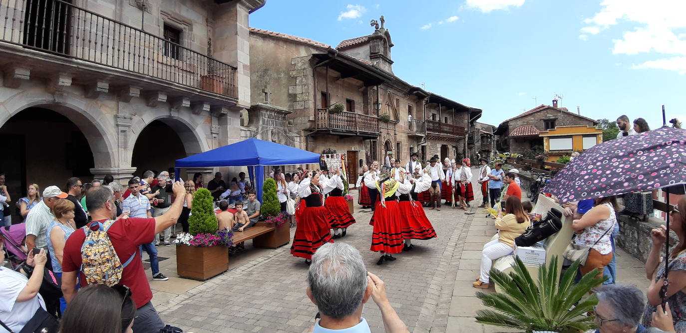 Las danzas regionales se trasladaron a la calle San José, icono de la riqueza urbanística del pueblo galardonado, en una jornada agridulce.