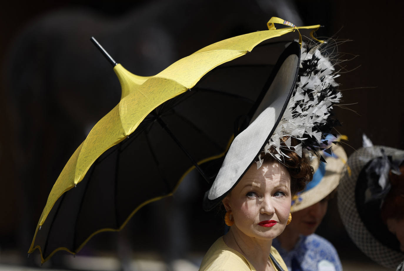 Las carreras de caballos más prestigiosas de Reino Unido han vuelto a convertirse en toda una pasarela de tocados de lo más originales