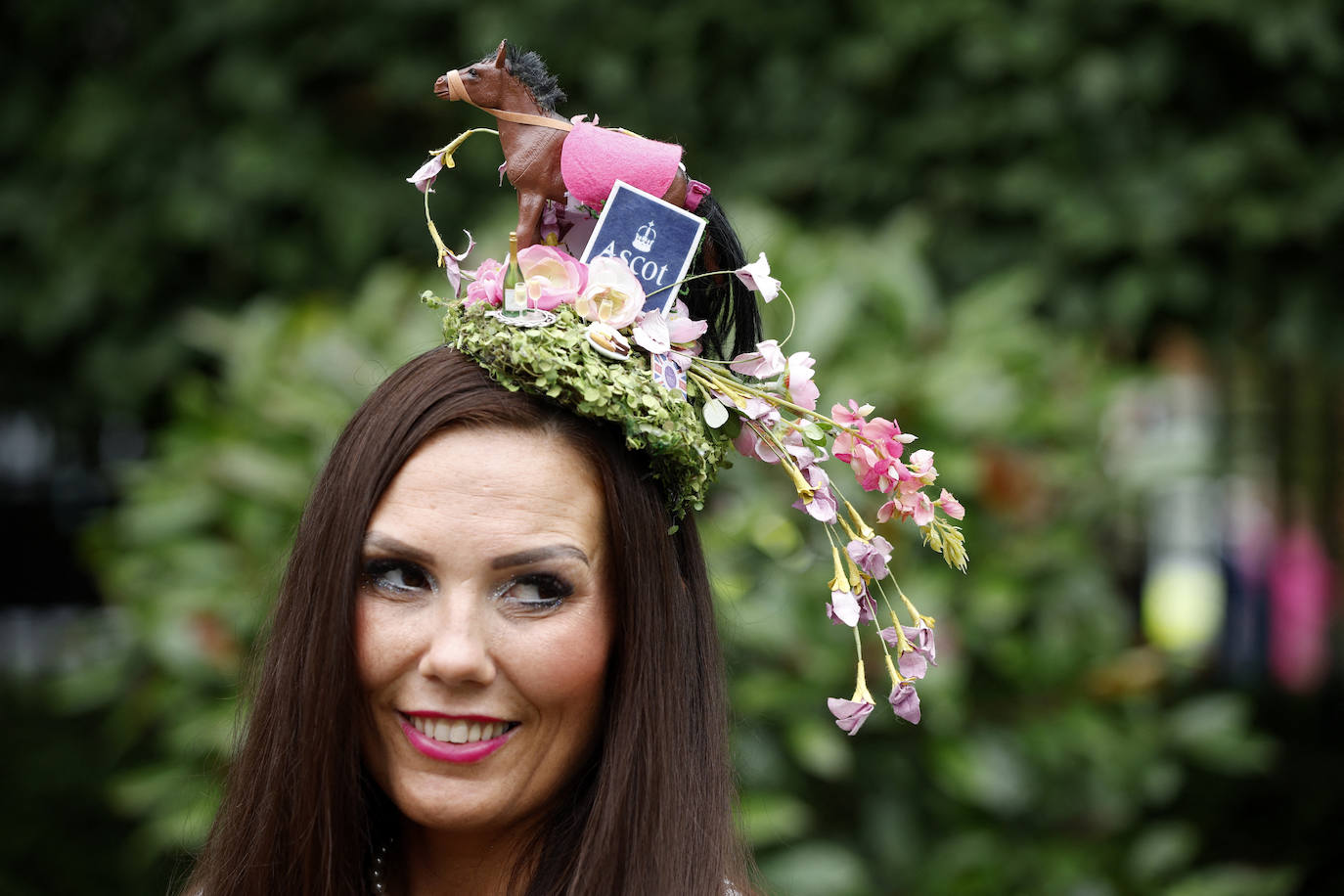 Las carreras de caballos más prestigiosas de Reino Unido han vuelto a convertirse en toda una pasarela de tocados de lo más originales