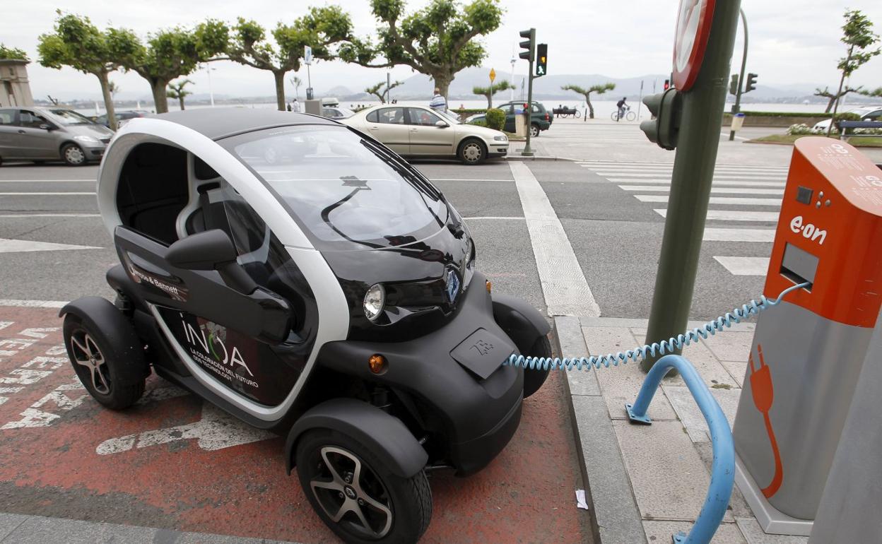 El vehículo eléctrico de la imagen, aparcado en el Paseo de Pereda de Santander, podrá ser conducido por menores de edad con el nuevo carné B1. 