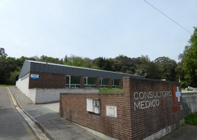 Imagen secundaria 1 - Los alcaldes pedáneos de San Pantaleón de Aras y Bádames flanquean al Gerente del Servicio Cátabro de Salud 