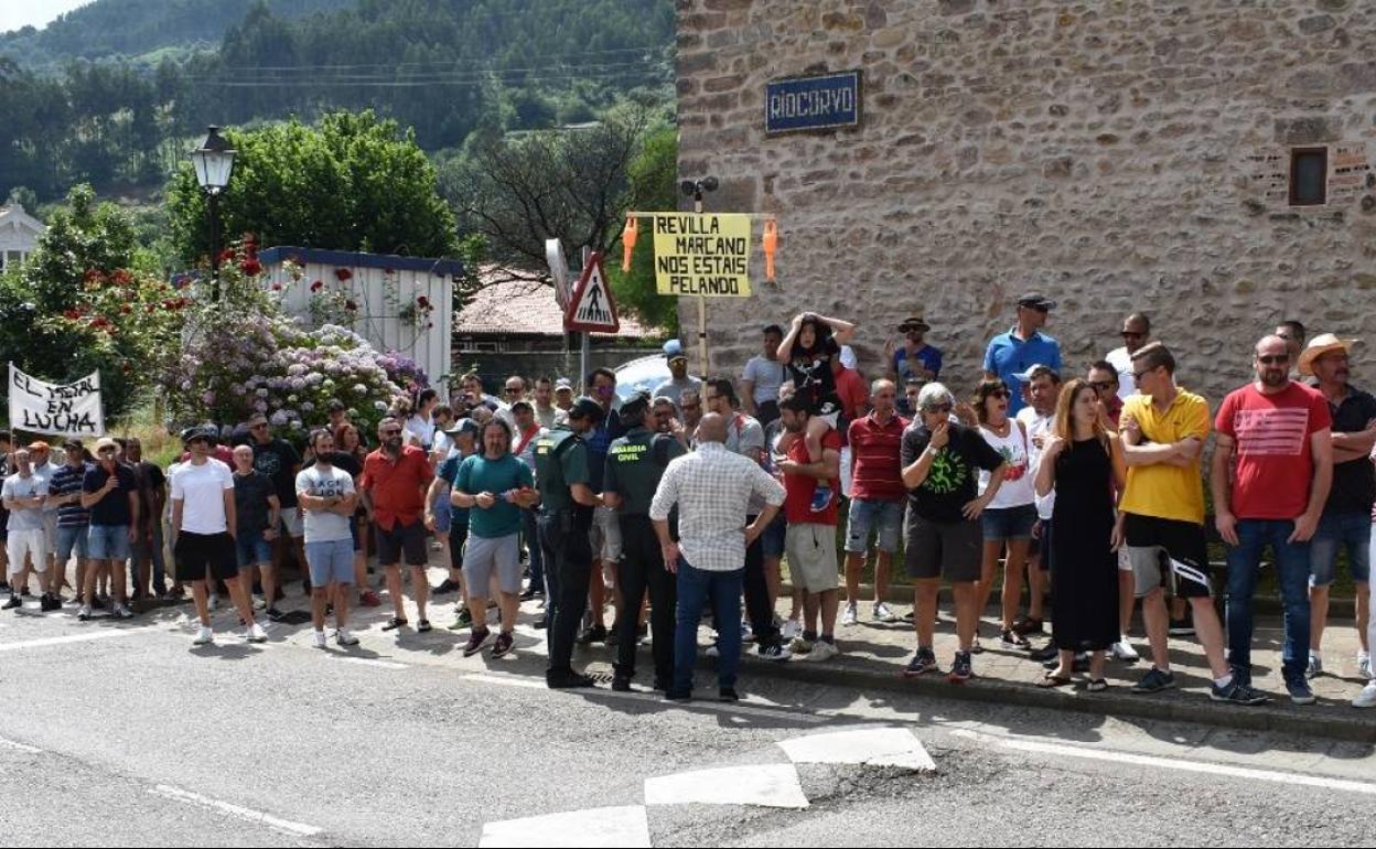 Agustín Molleda intercediendo entre Guardia Civil y manifestantes.