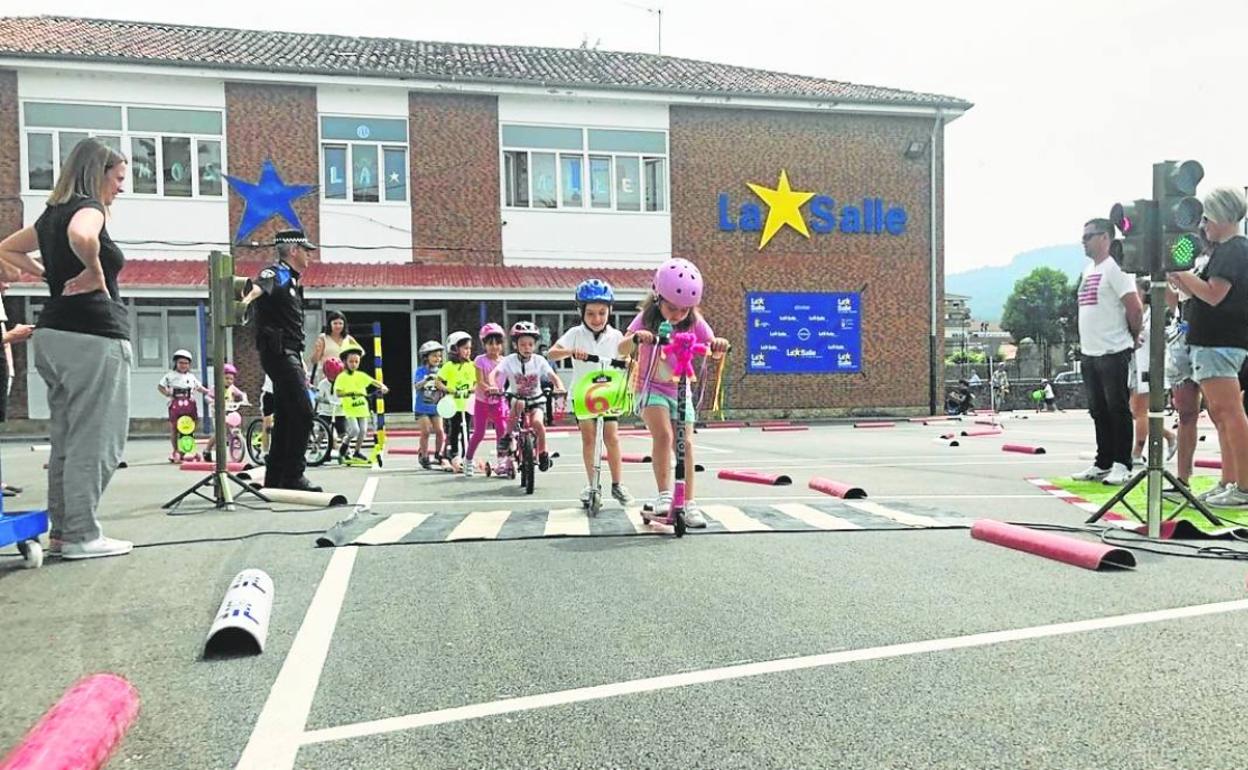 Los alumnos de La Salle realizan el circuito con patinetes y bicicletas. 