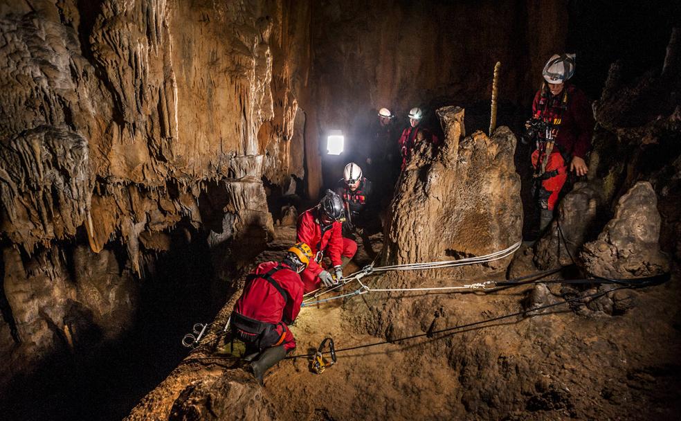 Un equipo de arqueólogos y espeleólogos durante los trabajos en los que se descubrieron los restos.