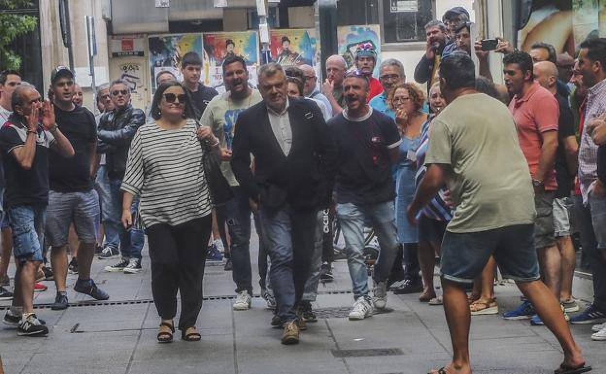 Momentos tensos en la entrada del Orecla antes de la reunión de este domingo, que terminó sin acuerdo. 