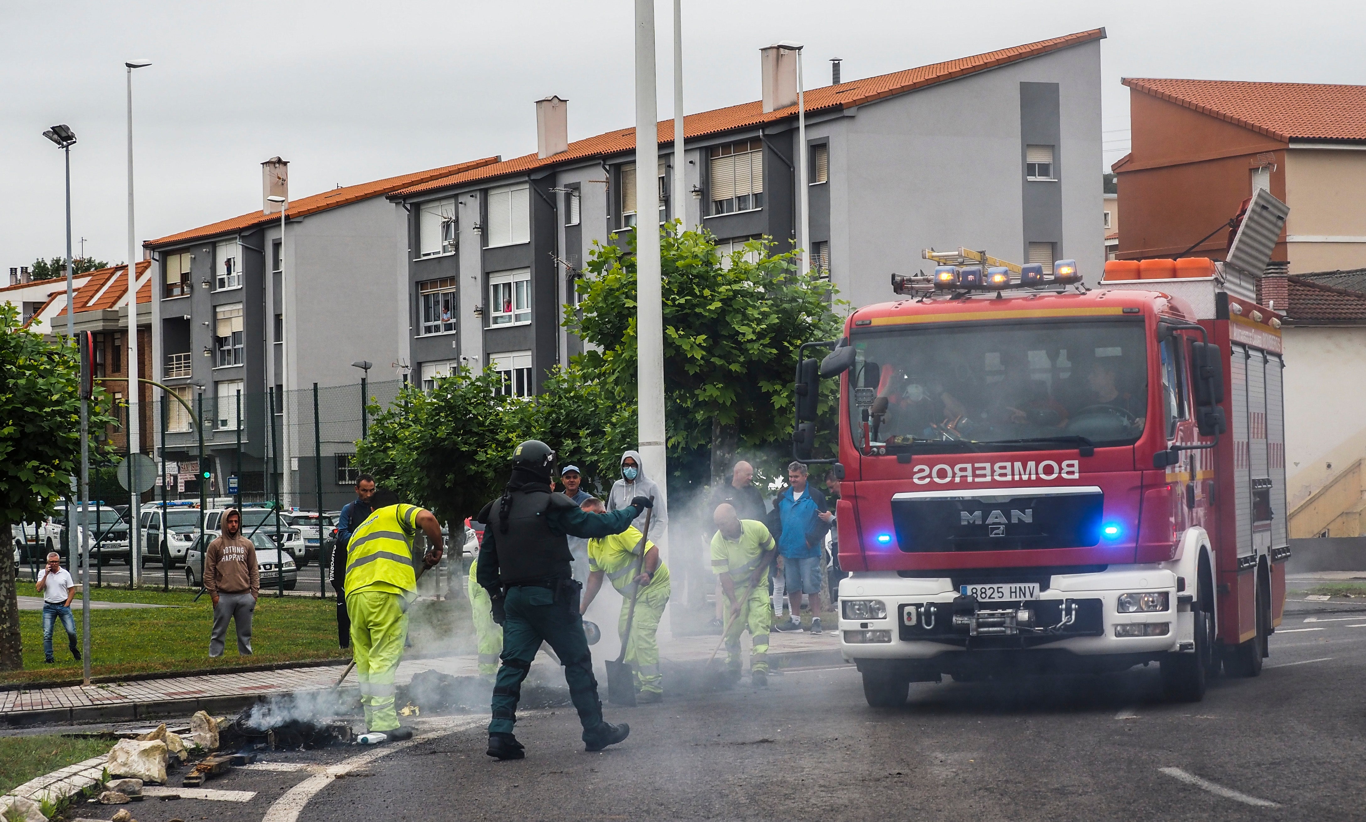 Los bomberos han acudido hasta las inmediaciones del Polígono de Guarnizo para sofocar el fuego de las barricadas.