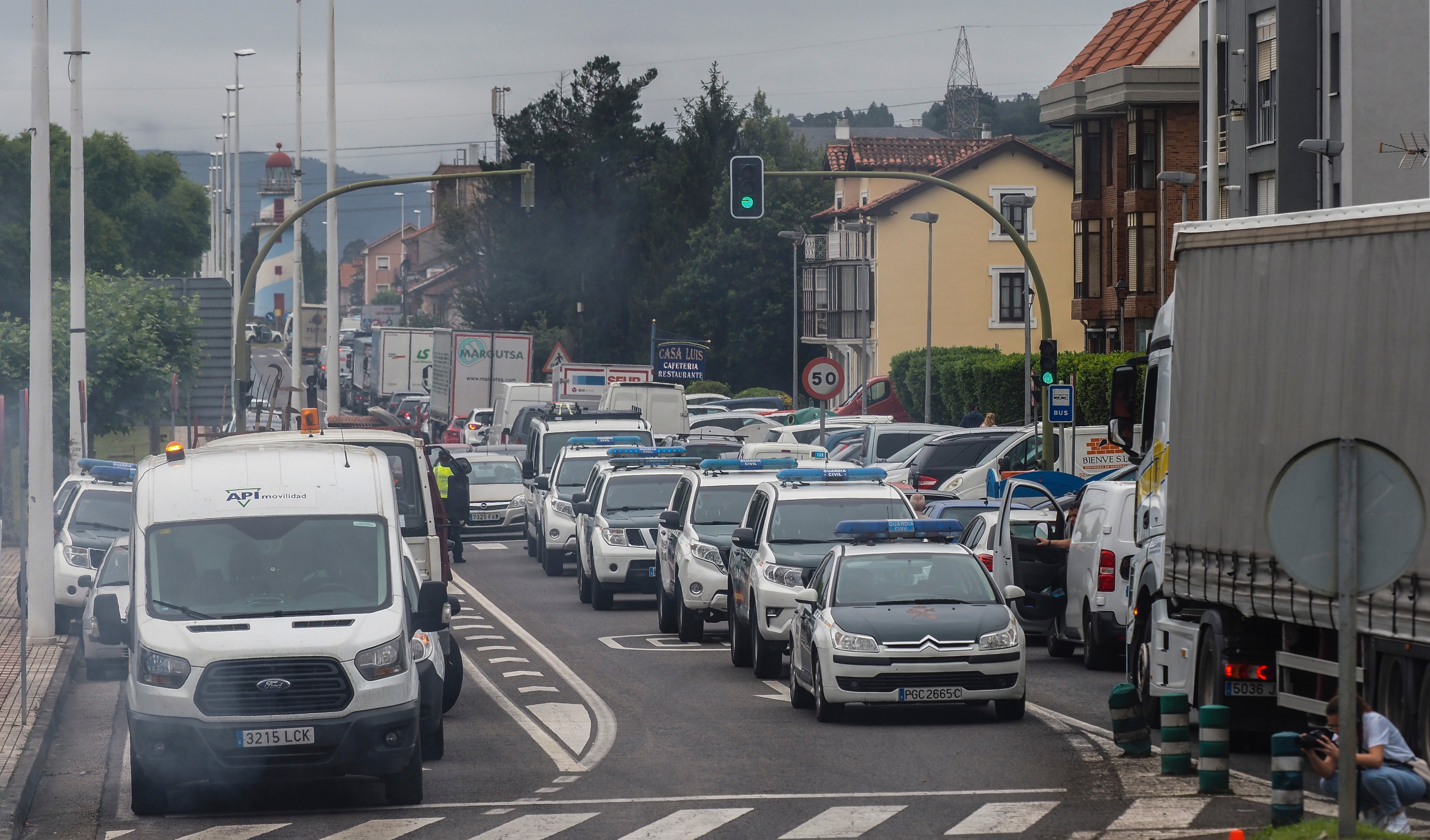 La Guardia Civil controla las barricadas y piquetes en los accesos al Polígono de Guarnizo.