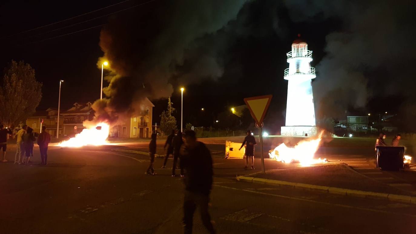 Imágenes del polígono de Guarnizo con contenedores quemados y barricadas, a primeras horas de este lunes.