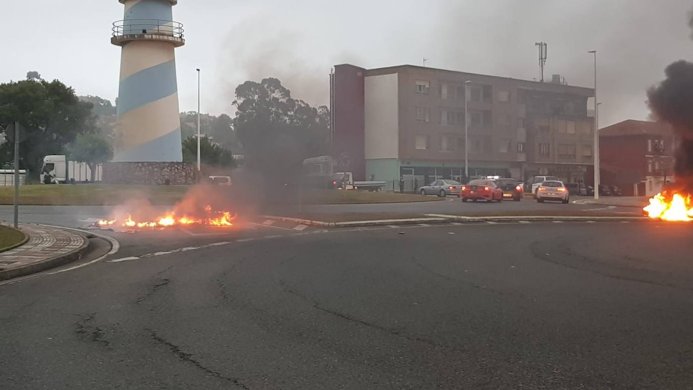 Imágenes del polígono de Guarnizo con contenedores quemados y barricadas, a primeras horas de este lunes.