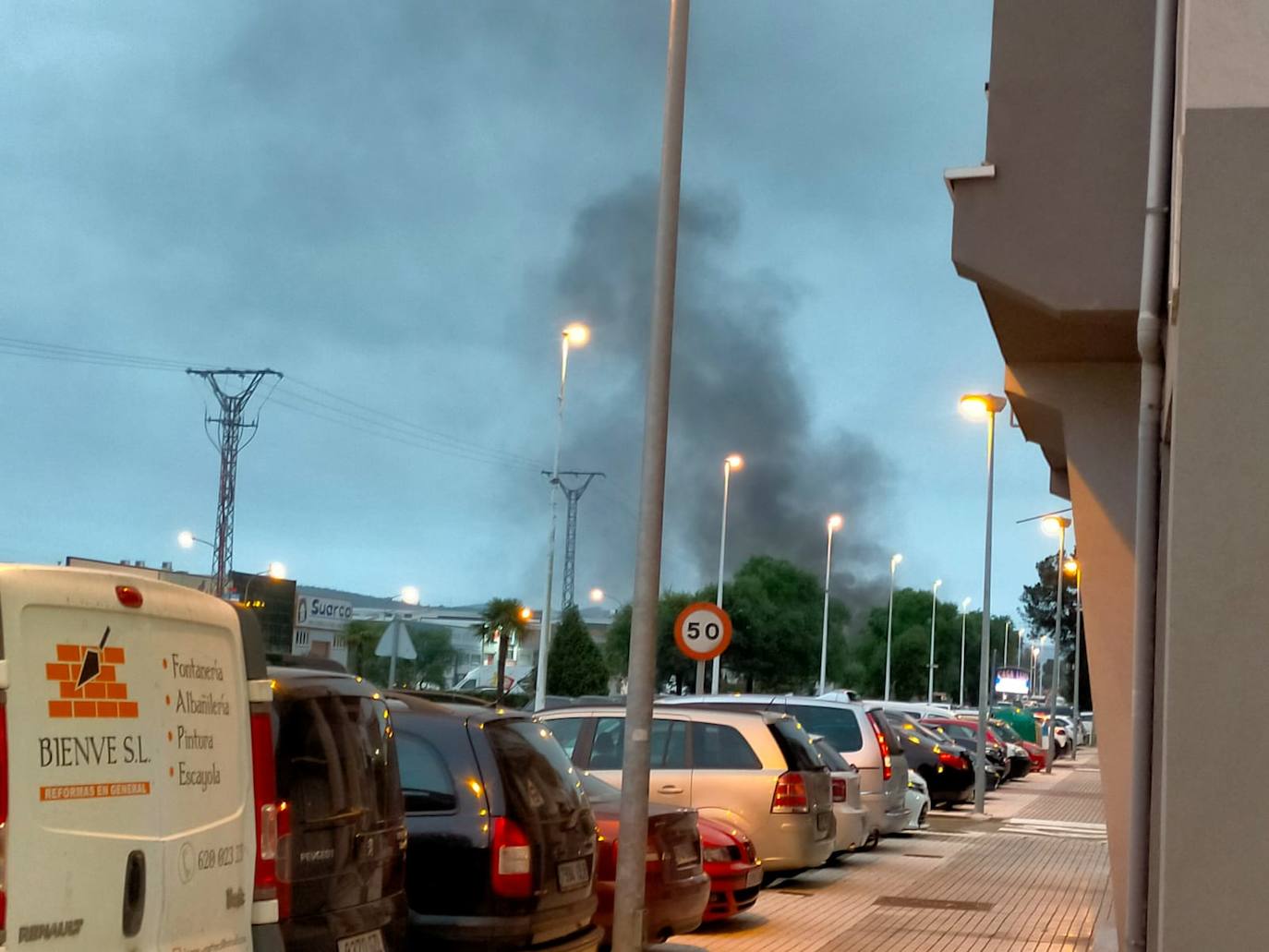 Imágenes del polígono de Guarnizo con contenedores quemados y barricadas, a primeras horas de este lunes.