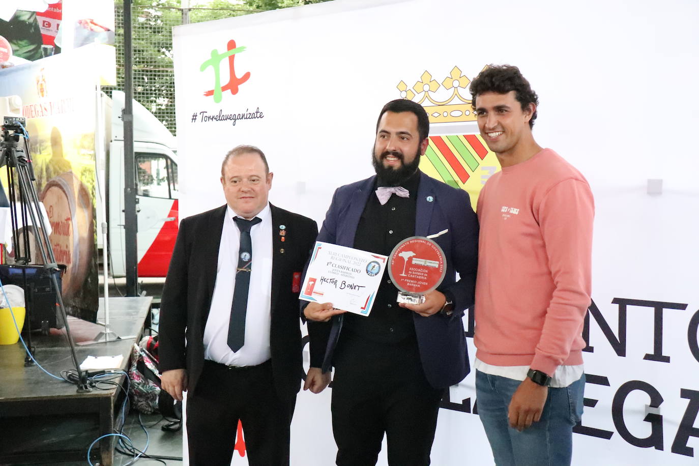 Borja Gutiérrez y Héctor Bonet consiguen los títulos de mejores Jefe de Bar y Joven Barman de Cantabria. Laura Merino se lleva el título al mejor gin tonic; Nuria Basurto consigue hacer el mejor cóctel 'interregional'; y el torrelaveguense Javier Rincón gana en el apartado de técnica