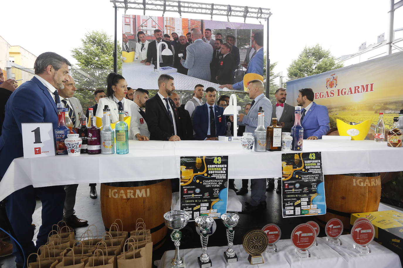 Borja Gutiérrez y Héctor Bonet consiguen los títulos de mejores Jefe de Bar y Joven Barman de Cantabria. Laura Merino se lleva el título al mejor gin tonic; Nuria Basurto consigue hacer el mejor cóctel 'interregional'; y el torrelaveguense Javier Rincón gana en el apartado de técnica