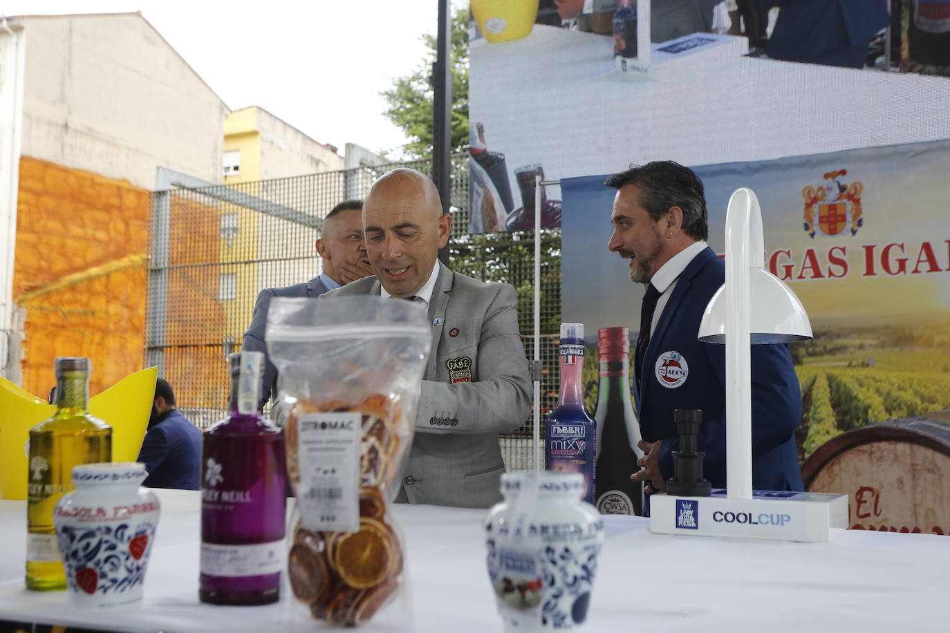 Borja Gutiérrez y Héctor Bonet consiguen los títulos de mejores Jefe de Bar y Joven Barman de Cantabria. Laura Merino se lleva el título al mejor gin tonic; Nuria Basurto consigue hacer el mejor cóctel 'interregional'; y el torrelaveguense Javier Rincón gana en el apartado de técnica