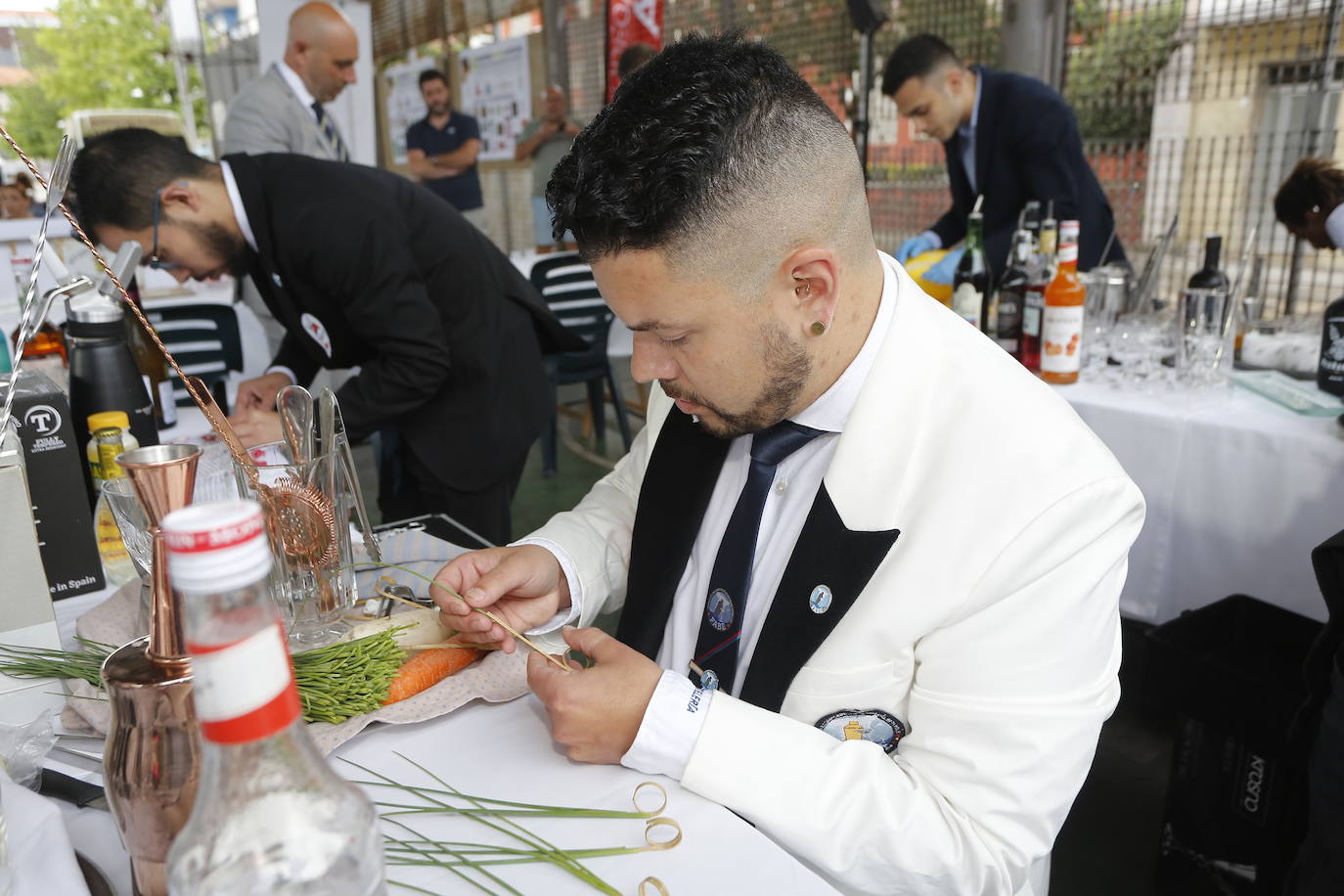 Borja Gutiérrez y Héctor Bonet consiguen los títulos de mejores Jefe de Bar y Joven Barman de Cantabria. Laura Merino se lleva el título al mejor gin tonic; Nuria Basurto consigue hacer el mejor cóctel 'interregional'; y el torrelaveguense Javier Rincón gana en el apartado de técnica