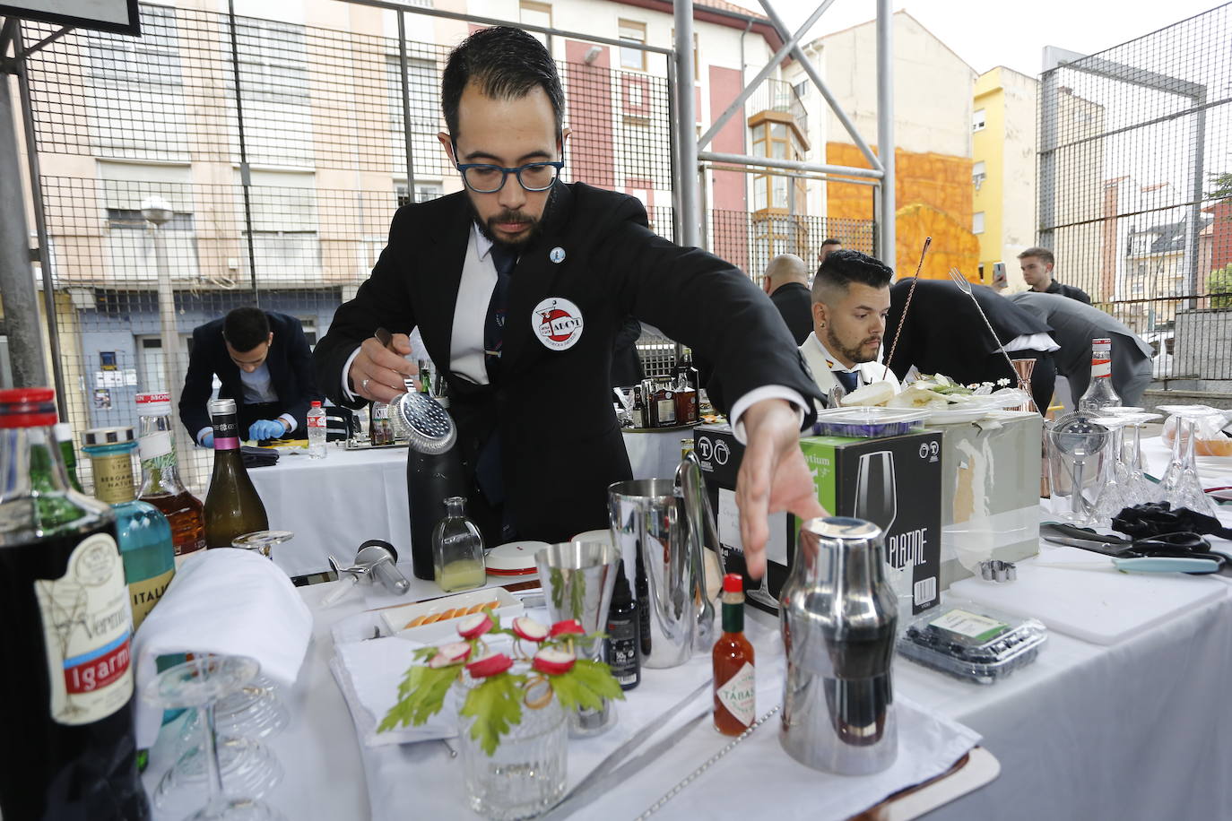 Borja Gutiérrez y Héctor Bonet consiguen los títulos de mejores Jefe de Bar y Joven Barman de Cantabria. Laura Merino se lleva el título al mejor gin tonic; Nuria Basurto consigue hacer el mejor cóctel 'interregional'; y el torrelaveguense Javier Rincón gana en el apartado de técnica