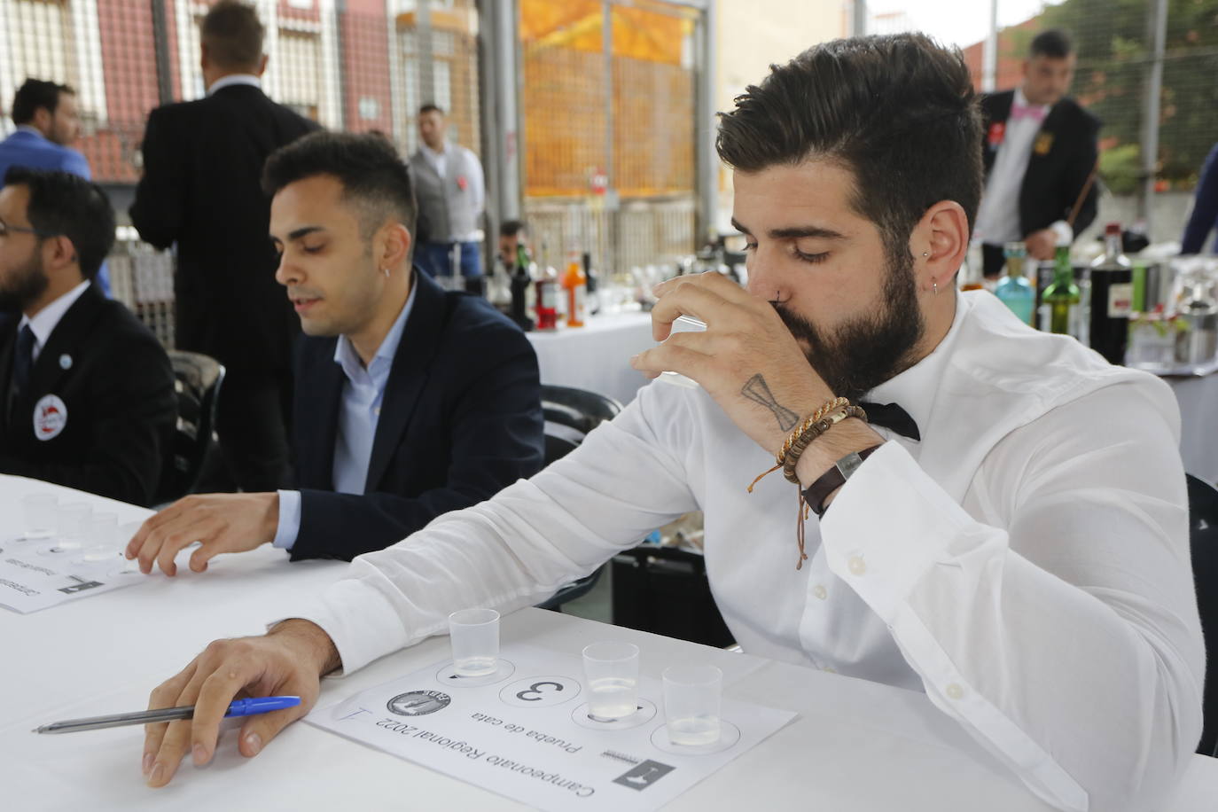 Borja Gutiérrez y Héctor Bonet consiguen los títulos de mejores Jefe de Bar y Joven Barman de Cantabria. Laura Merino se lleva el título al mejor gin tonic; Nuria Basurto consigue hacer el mejor cóctel 'interregional'; y el torrelaveguense Javier Rincón gana en el apartado de técnica