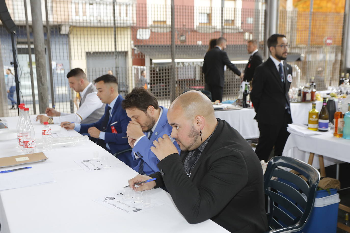 Borja Gutiérrez y Héctor Bonet consiguen los títulos de mejores Jefe de Bar y Joven Barman de Cantabria. Laura Merino se lleva el título al mejor gin tonic; Nuria Basurto consigue hacer el mejor cóctel 'interregional'; y el torrelaveguense Javier Rincón gana en el apartado de técnica