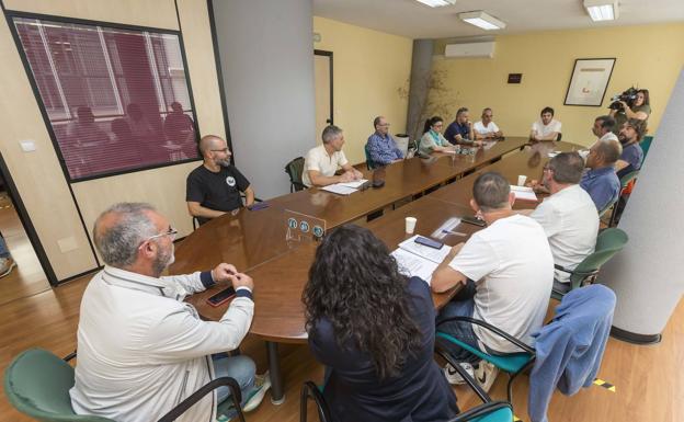 Imagen tomada durante la reunión entre sindicatos y patronal del metal en el Orecla.