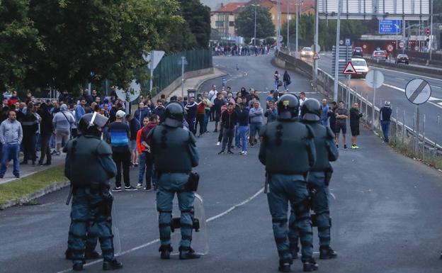 Agentes de la Guardia Civil en el vial de acceso a Astander, a las siete de la mañana, con los dos piquetes al fondo. 