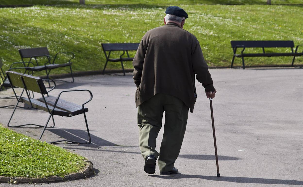 Un anciano pasea por la calle en la capital cántabra.