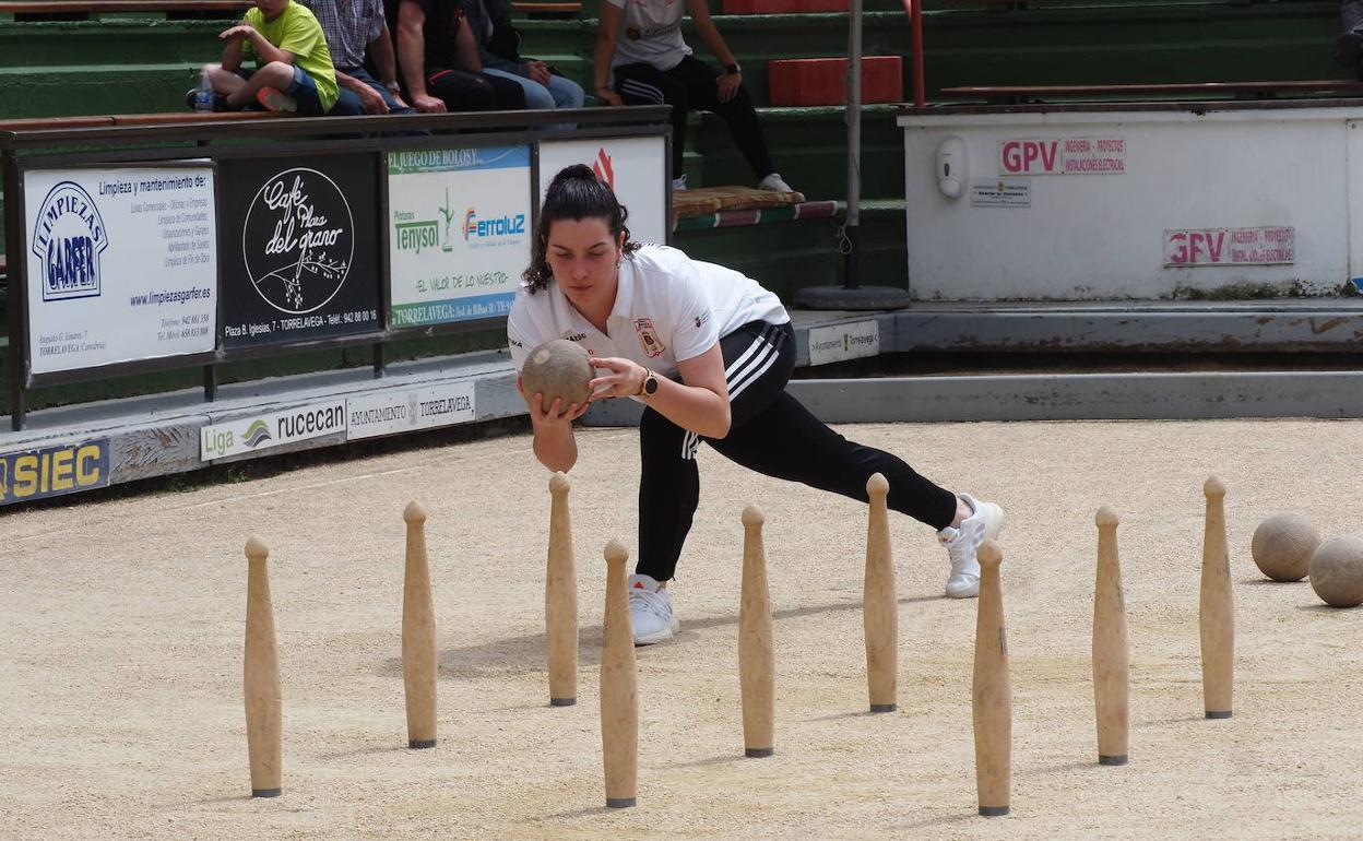 Una de las jugadoras del equipo femenino de bolos de Camargo.