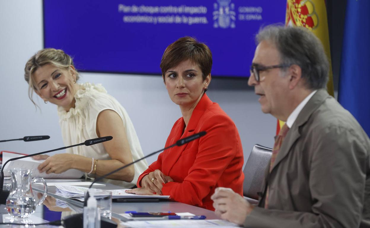 La ministra portavoz, Isabel Rodríguez, junto a la vicepresidenta segunda y ministra de Trabajo, Yolanda Díaz, y el ministro de Universidades, Joan Subirats. 