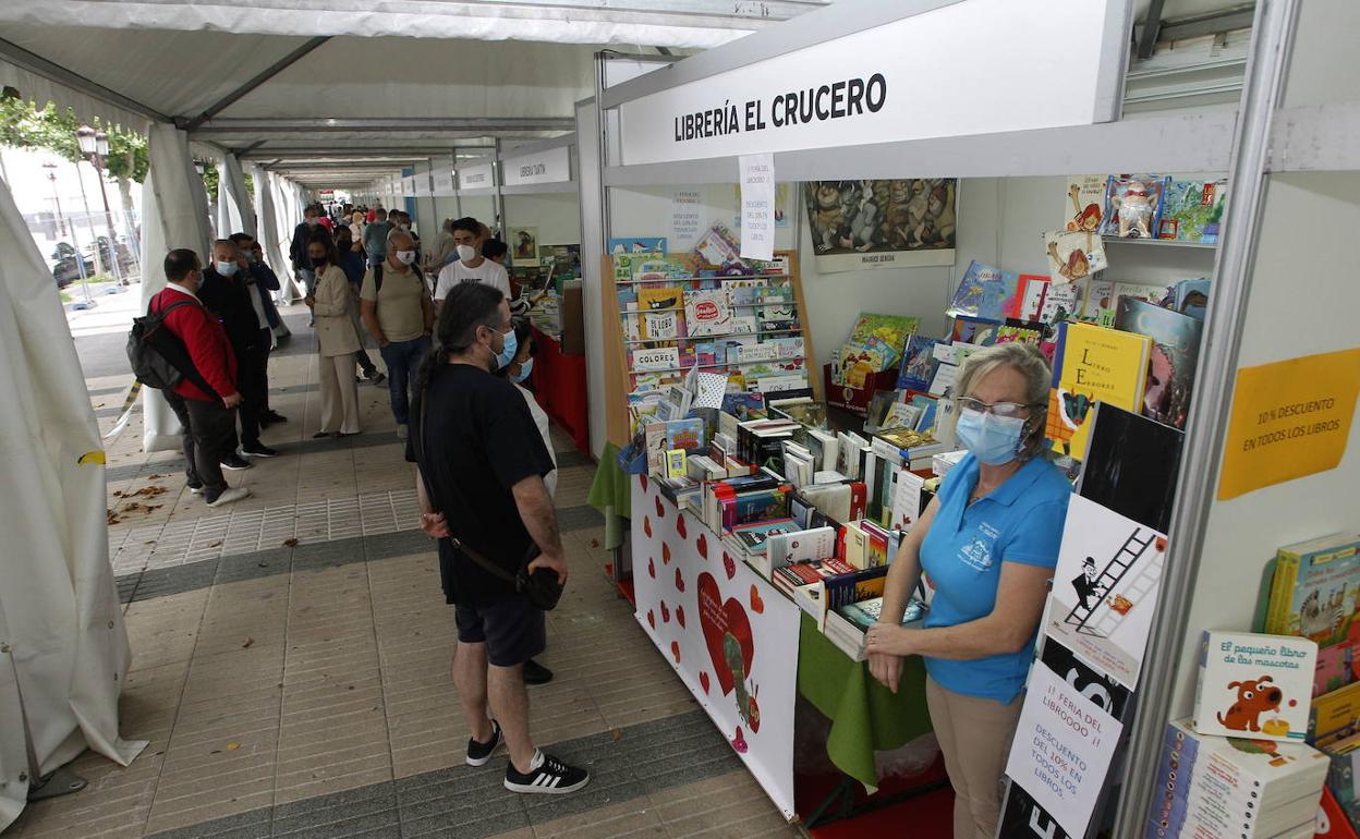 Casetas en la Feria del Libro de Torrelavega del año pasado.