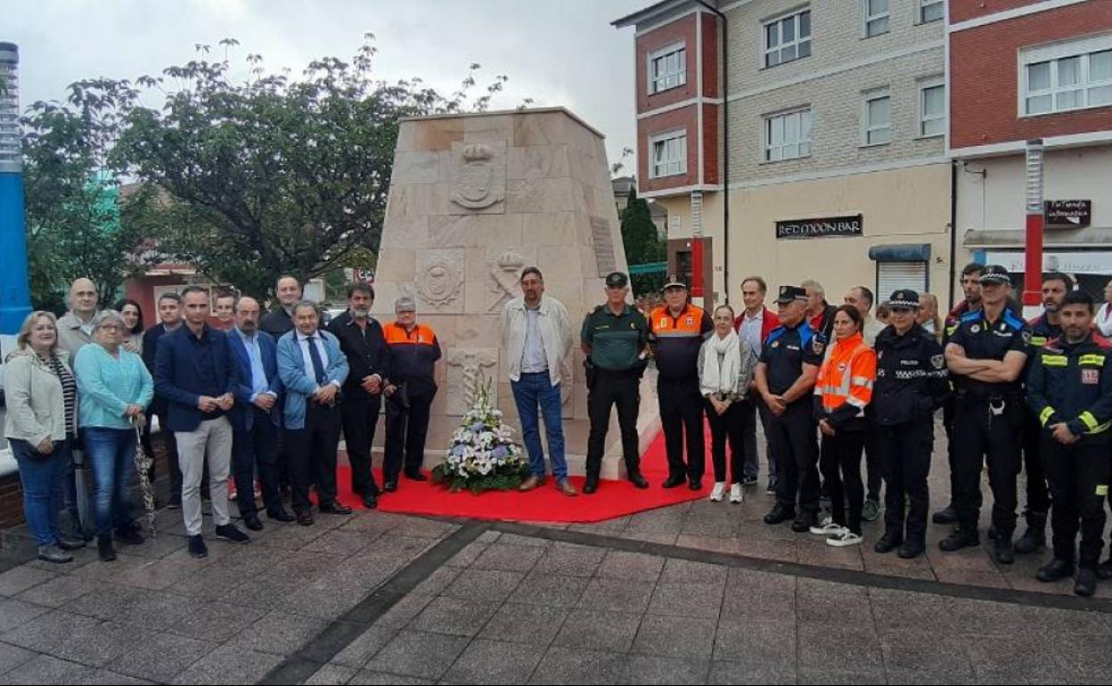 Inauguración del monumento en Los Corrales, con representantes de todos los ámbitos.