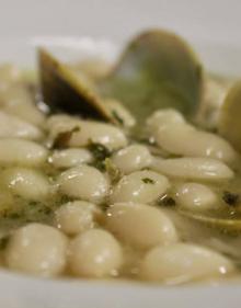 Imagen secundaria 2 - Cogollos con bonito, anchoas y pimientos asados. Entrecot con patatas y pimientos. Alubias con almejas.