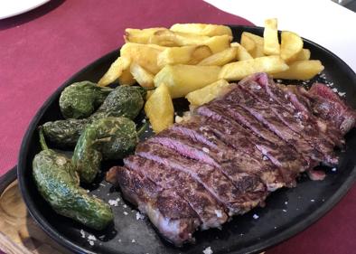 Imagen secundaria 1 - Cogollos con bonito, anchoas y pimientos asados. Entrecot con patatas y pimientos. Alubias con almejas.