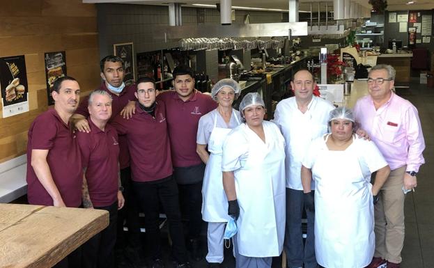 Chuchi Bedoya, propietario, primero por la derecha ,junto a parte del equipo de esta veterana cafetería. 