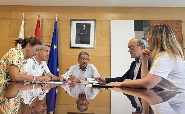 Imagen de la reunión, este domingo, de Paula Fernández, Pablo Zuloaga, Miguel Ángel Revilla, Javier López Marcano y Eugenia Gómez para abordar el conflicto del metal. 